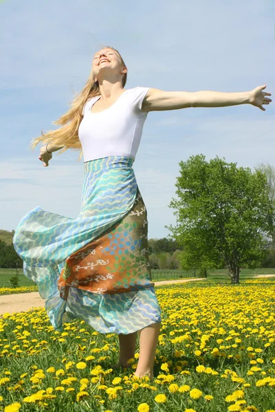 Mulher Basking no sol — Fotografia de Stock