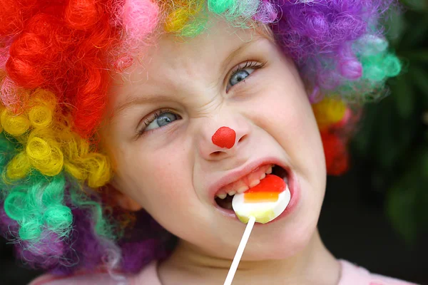 Gek clown kind met lolly — Stockfoto