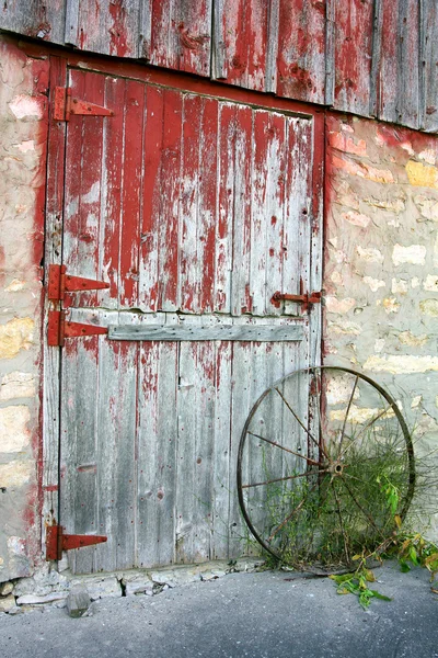 Porta velha rústica do celeiro — Fotografia de Stock