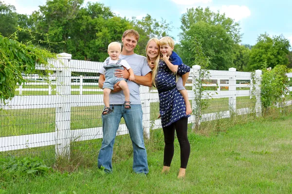 Família feliz de quatro fora — Fotografia de Stock