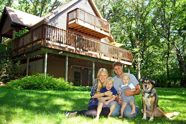 Familia feliz y perro por casa — Foto de Stock