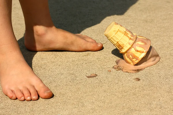 Детское мороженое с конусом на ногах — стоковое фото