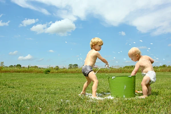 Crianças brincando com balde de bolhas — Fotografia de Stock