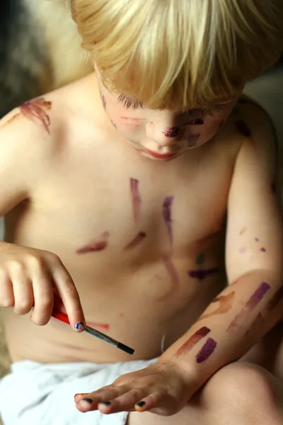 Bambino pittura se stesso — Foto Stock