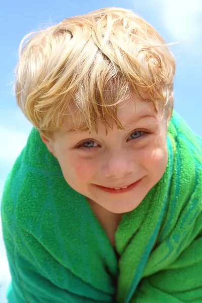 Felice ragazzo in telo da spiaggia — Foto Stock