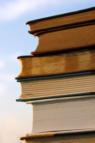Stos książek w przód o niebo — Zdjęcie stockowe