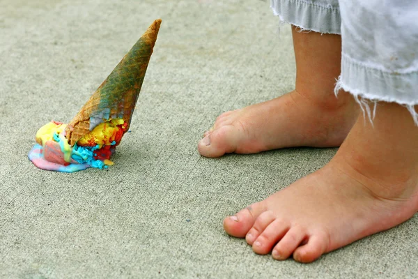 Cone de sorvete caído por pés — Fotografia de Stock