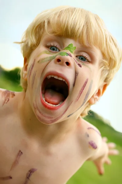 Šílené dítě s namalovaným obličejem — Stock fotografie