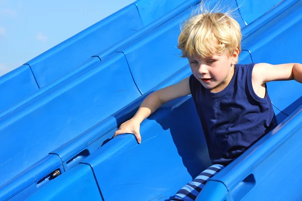 Kind glijden op speelplaats — Stockfoto