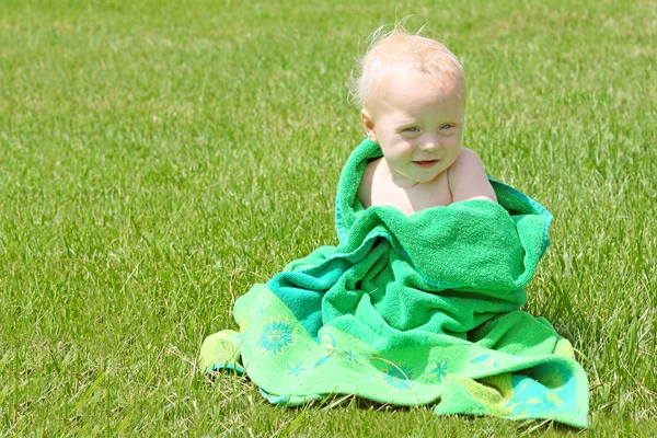 Chłopca w ręcznik plażowy — Zdjęcie stockowe
