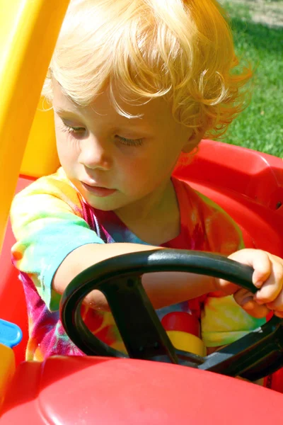 Kind drijvende speelgoedauto — Stockfoto