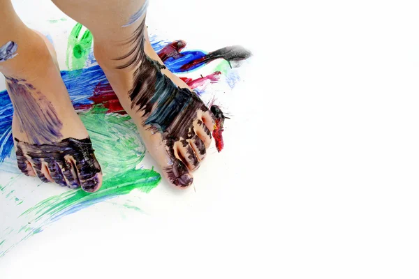 Målade barns fötter på papper — Stockfoto