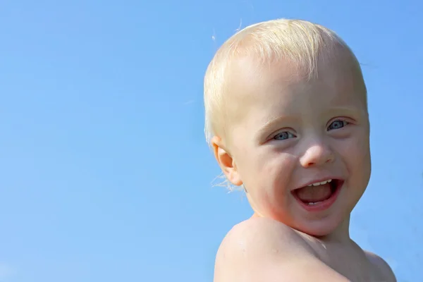 Dışarıda erkek mutlu bebek — Stok fotoğraf
