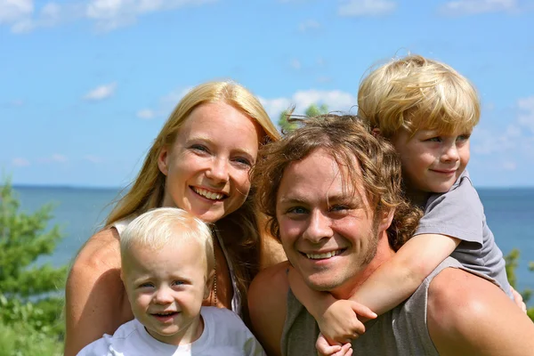 Šťastná rodina mimo — Stock fotografie