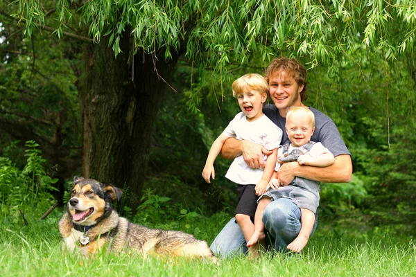 Pai com crianças e cachorro fora — Fotografia de Stock