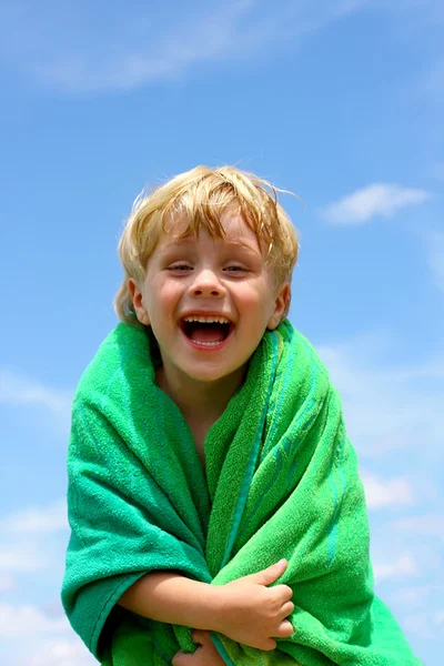 Lycklig pojke i stranden handduk — Stockfoto