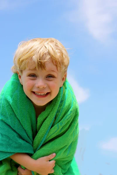 Lycklig pojke i stranden handduk — Stockfoto