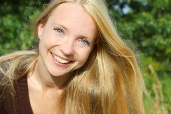 Mutlu kadın dışarıda.