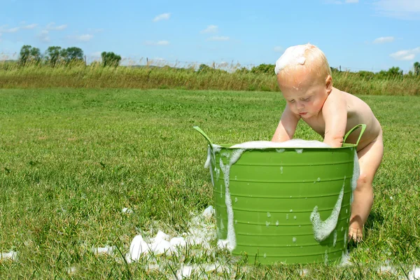 Bebé jugando en agua de burbuja — Foto de Stock