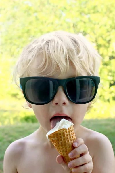 Niño comiendo helado — Foto de Stock