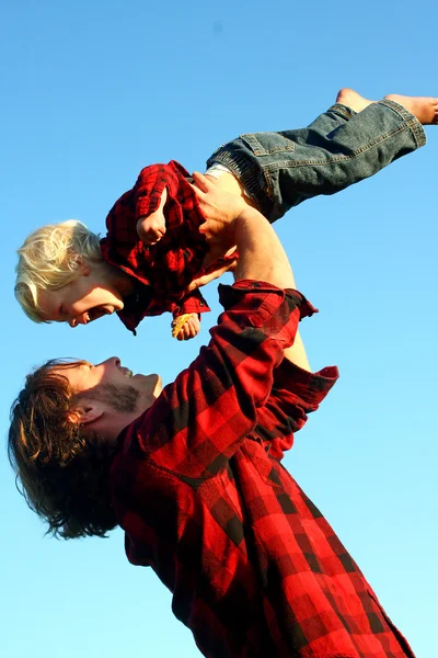 Otec zvedací syn ve vzduchu — Stock fotografie