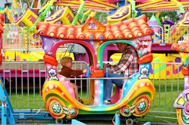 Baba ve oğul karnaval yolculuğu