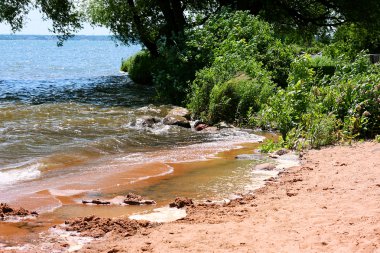 büyük bir göl üzerinde küçük plaj
