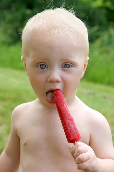 Baby leckt gefrorenes Obst Eis am Stiel — Stockfoto