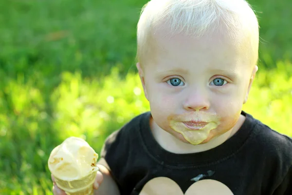 Disordinato bambino mangiare gelato cono — Foto Stock