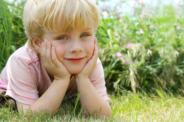 Süßes Kind draußen — Stockfoto