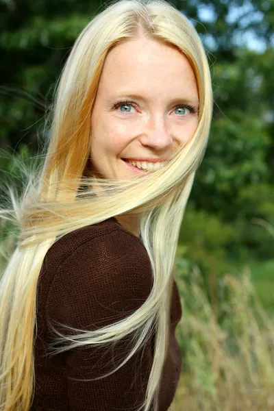 Žena v přírodě s foukání vlasů — Stock fotografie