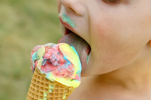 Cerrar Cultivo de niño comiendo Cono de helado de arco iris —  Fotos de Stock