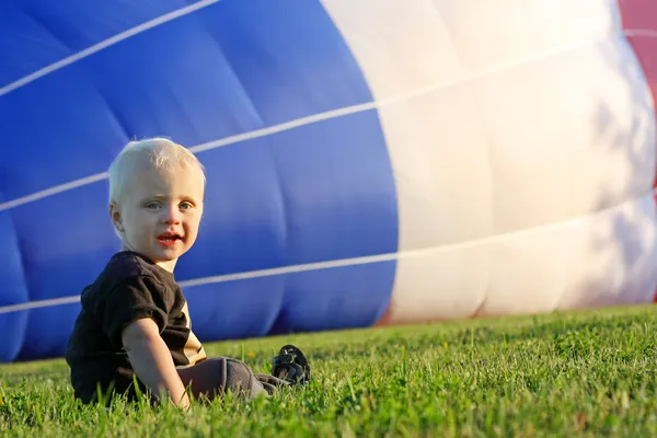 Baby Watching Hot Air Balloon Fill — Stock Photo, Image