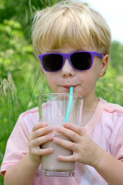 Bambino che beve latte al cioccolato — Foto Stock