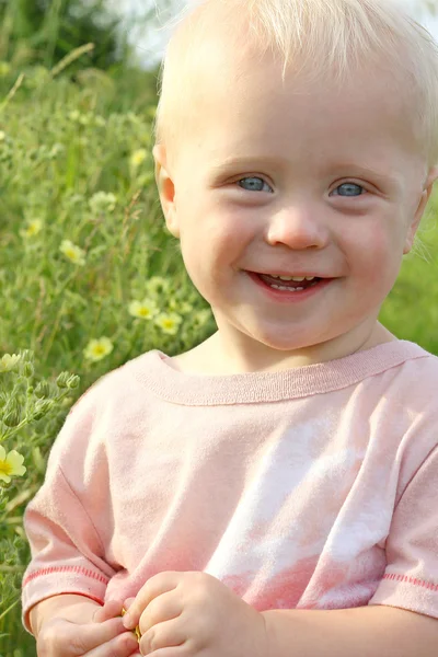 Baby plukken bloemen — Stockfoto