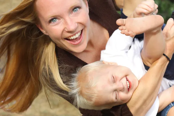 Moeder en baby boy spelen — Stockfoto