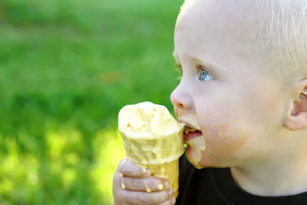 Ребенок ест мороженое конус — стоковое фото