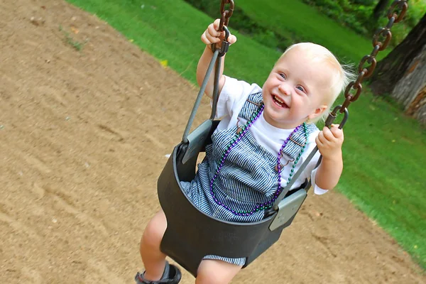 Bebê balançando no parque — Fotografia de Stock