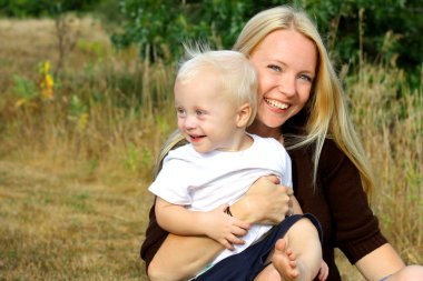 mutlu anne ve bebek çocuk dışında