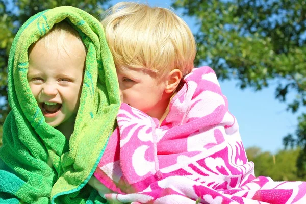 Fratelli che ridacchiano avvolti in teli da spiaggia — Foto Stock