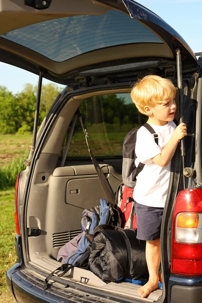 Tatil için bırakmak çocuk minibüse bekliyor — Stok fotoğraf