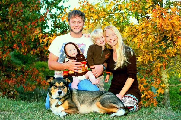 Szczęśliwą rodzinę w lesie jesienią — Zdjęcie stockowe