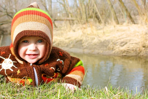 Baby by River in autunno — Foto Stock