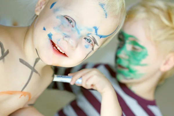 Kinderen kleuren hun gezichten met markeringen — Stockfoto