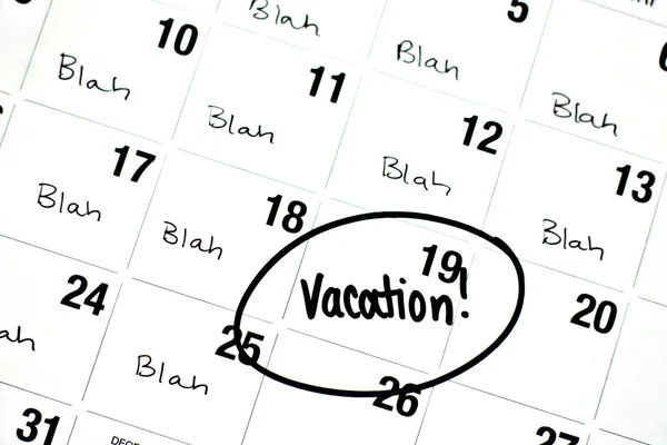 Das Wort Urlaub wird auf einen Kalender geschrieben und eingekreist — Stockfoto