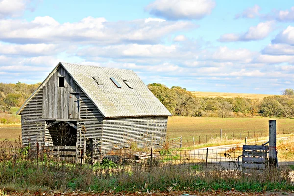 Antiguo edificio de madera abandonada granja y paisaje — Foto de Stock