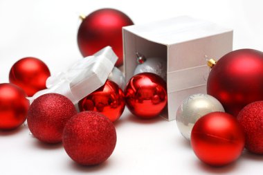 Noel süsler ile dolu hediye kutusu