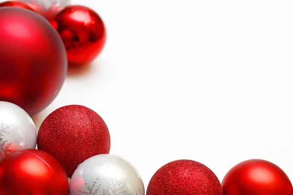 Grupo de adornos de Navidad que enmarcan el fondo blanco — Foto de Stock