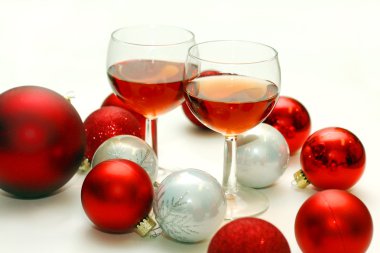Noel süslemeleri ile çevrili iki Şarap kadehi