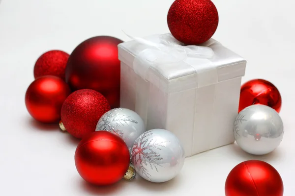 Caja de regalo de Navidad y adornos de bombilla — Foto de Stock